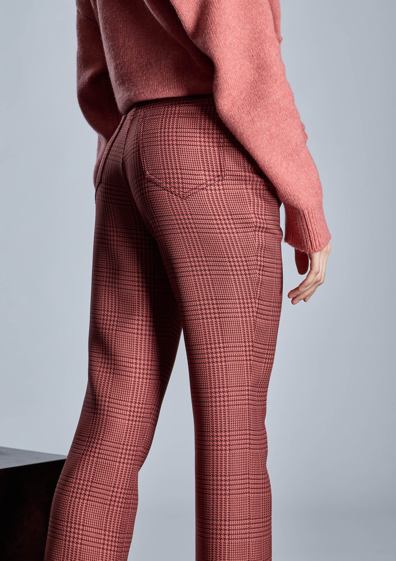 detalle-de-pantalon-de-cuadros-granate
