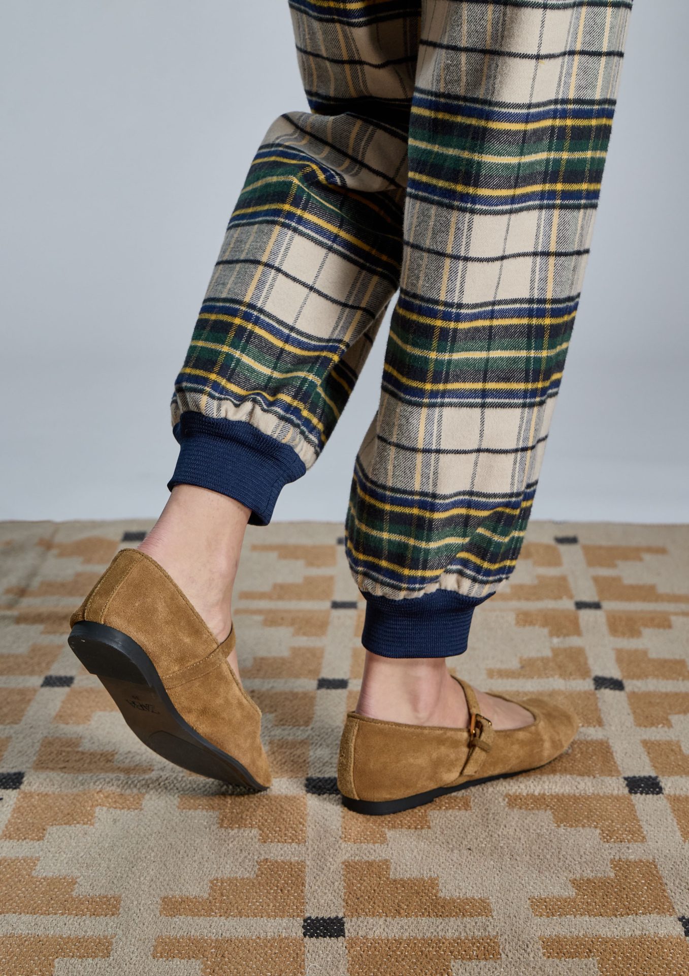 detalle-de-pantalon-de-cuadros-multicolor