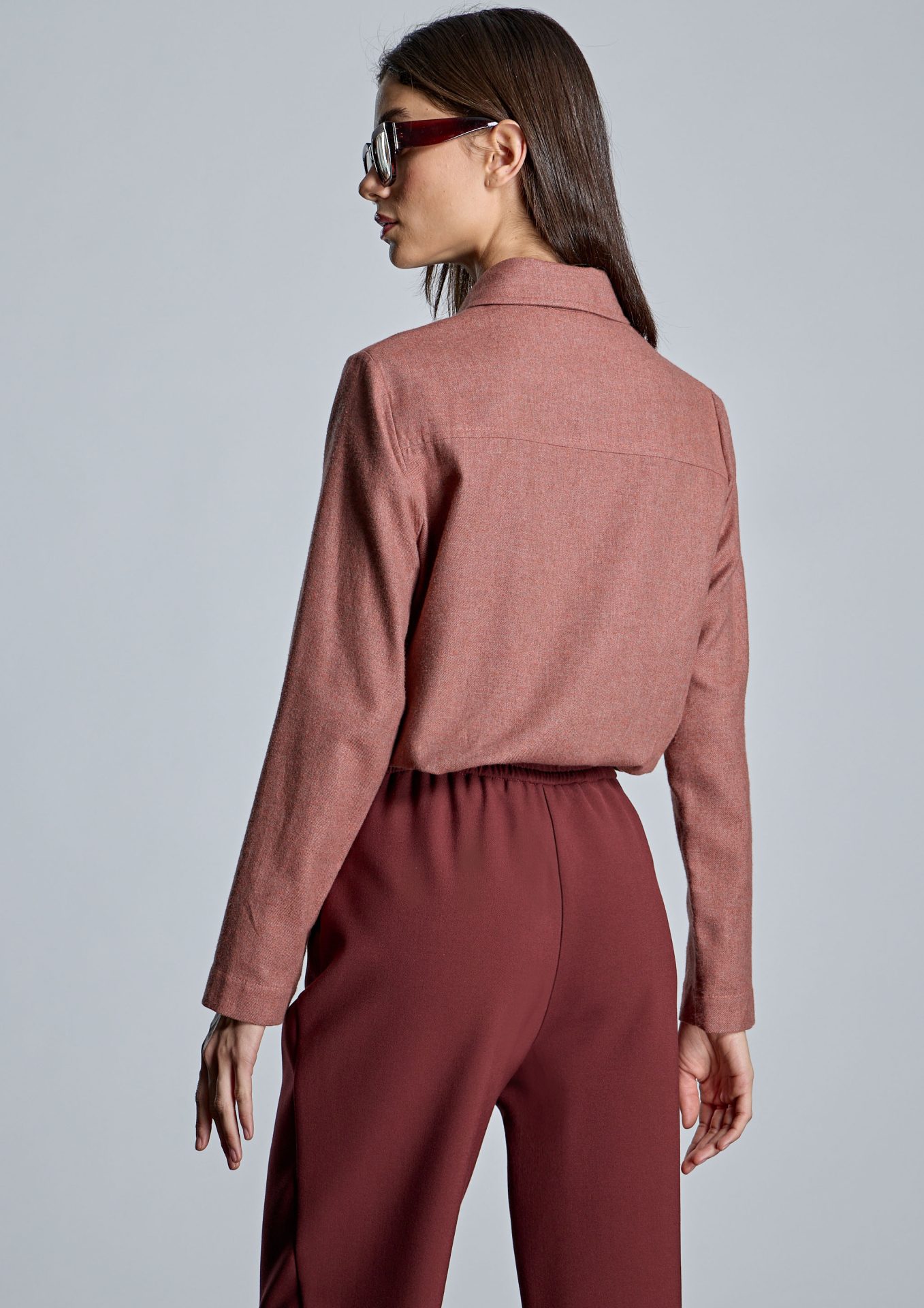 espalda-camisa-salmon-de-manga-larga