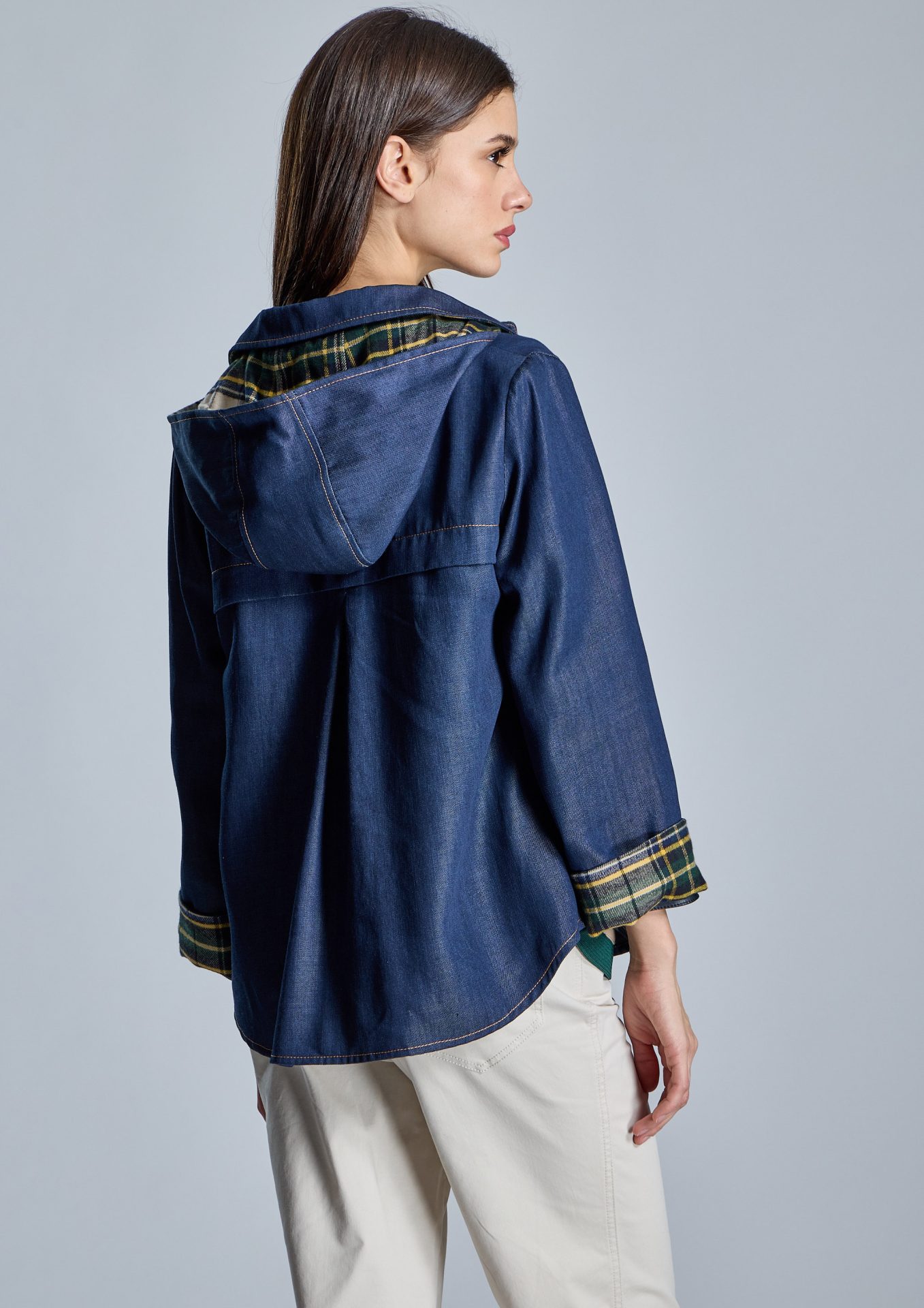 espalda-de-blusa-azul-con-capucha