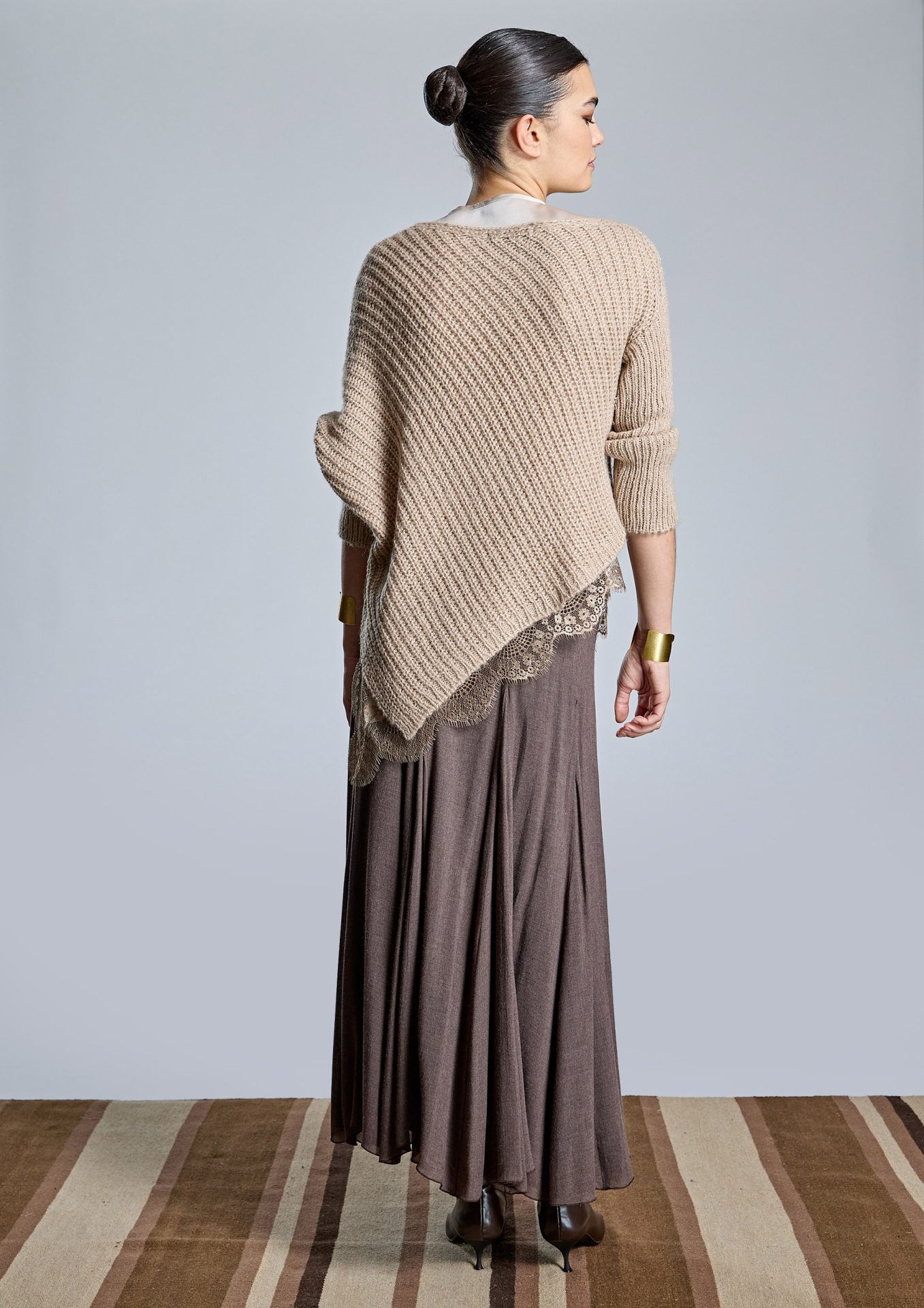 jersey-de-punto-beige-con-diseno-asimetrico (1)