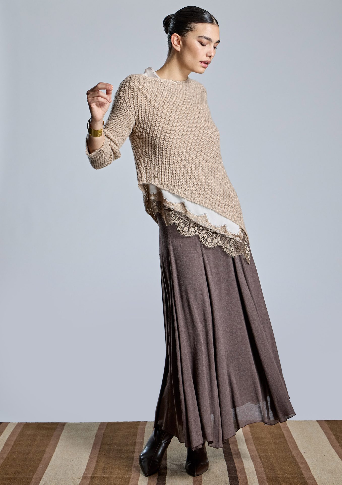 jersey-de-punto-beige-con-diseno-asimetrico
