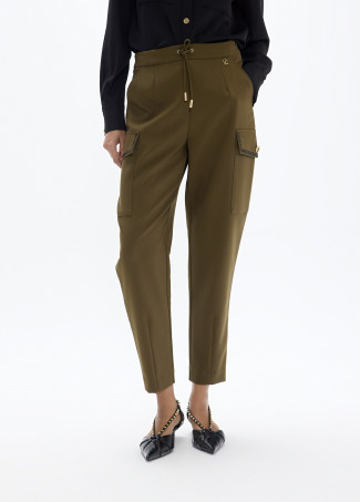 jogging-kaki-con-bolsillos-cargo-laterales-y-strass-a-contraste-negro (2)