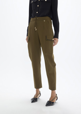 jogging-kaki-con-bolsillos-cargo-laterales-y-strass-a-contraste-negro (3)