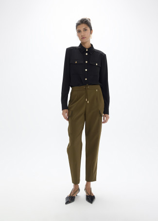 jogging-kaki-con-bolsillos-cargo-laterales-y-strass-a-contraste-negro (5)