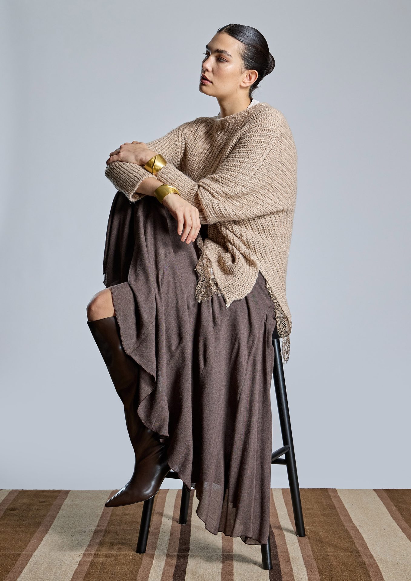 look-de-jersey-beige-y-falda-marron
