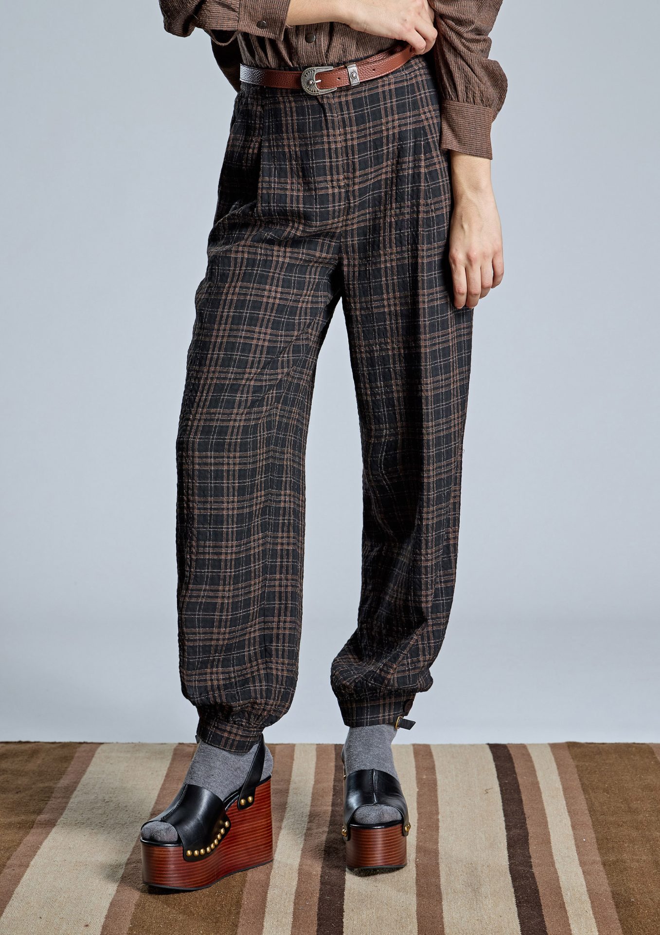 pantalon-de-cuadros-marron-con-bajo-ajustado