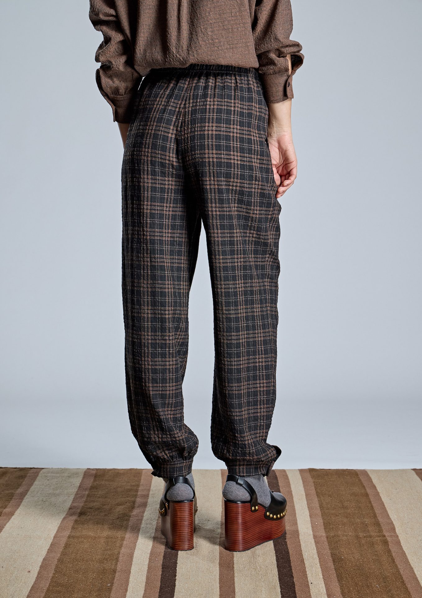 pantalon-de-cuadros-marron