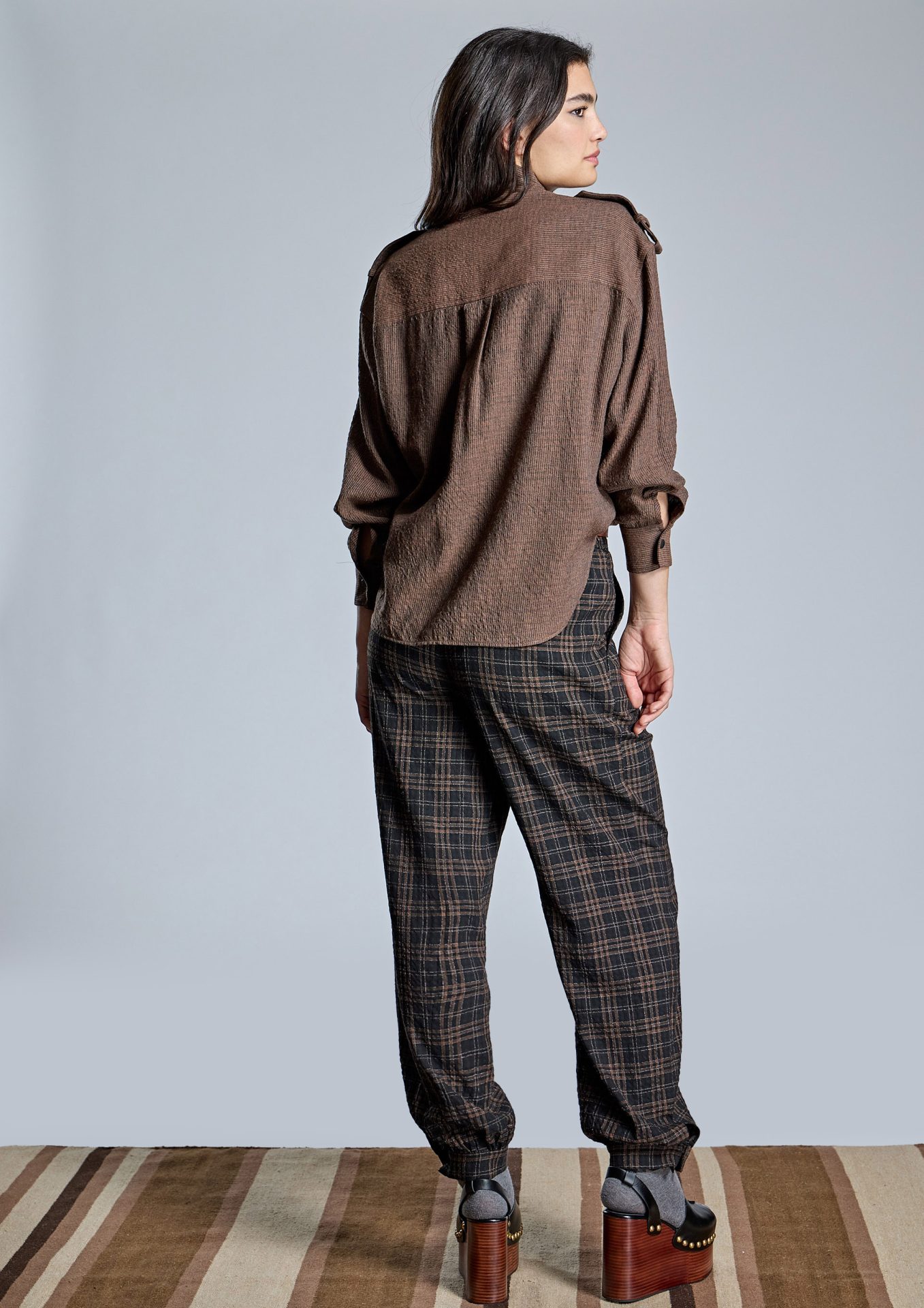 pantalon-de-mujer-con-estampado-de-cuadros