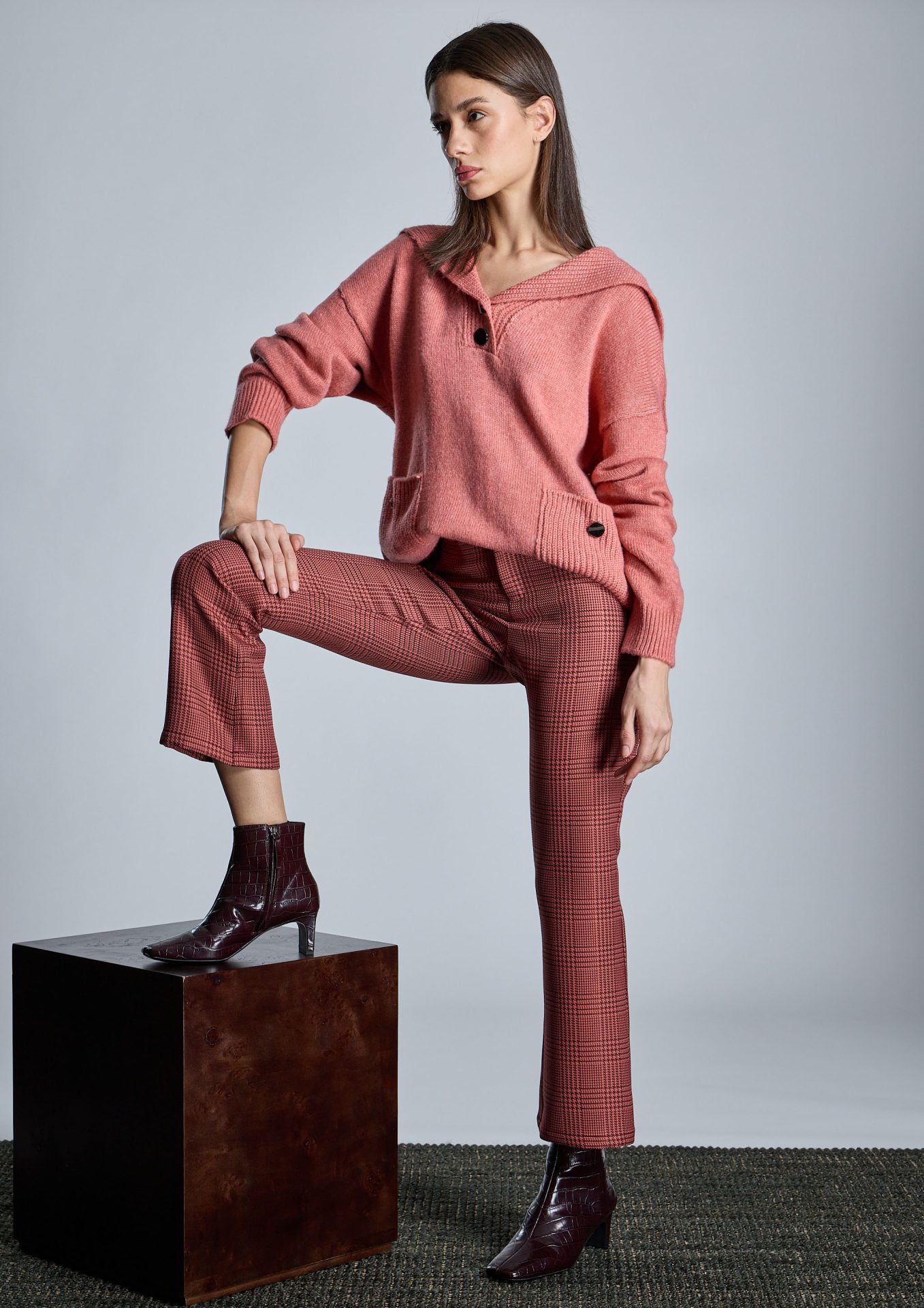 pantalon-de-mujer-granate-con-estampado-de-cuadros